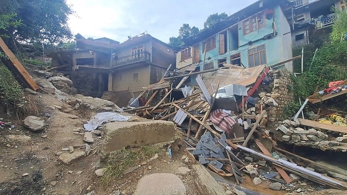 हिमाचल के मंडी में भीषण तबाही! नाले में उफान ने मचाई गांव में तबाही, उजड़े आशियाने, प्रभावितों ने लगाई मदद की गुहार
