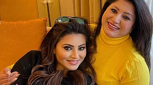 सिनेजीवन: आलिया ही नहीं, उर्वशी के साथ भी वेदिका शेट्टी ने की 'धोखाधड़ी' और टाइगर श्रॉफ ने 'बागी 4' की शूटिंग पूरी की