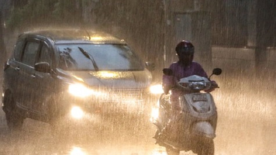 दिल्ली में अचानक तेज बारिश ने बढ़ाई लोगों की समस्या, कई जगह जलजमाव और जाम, मौसम विभाग का रेड अलर्ट