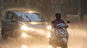 दिल्ली में अचानक तेज बारिश ने बढ़ाई लोगों की समस्या, कई जगह जलजमाव और जाम, मौसम विभाग का रेड अलर्ट