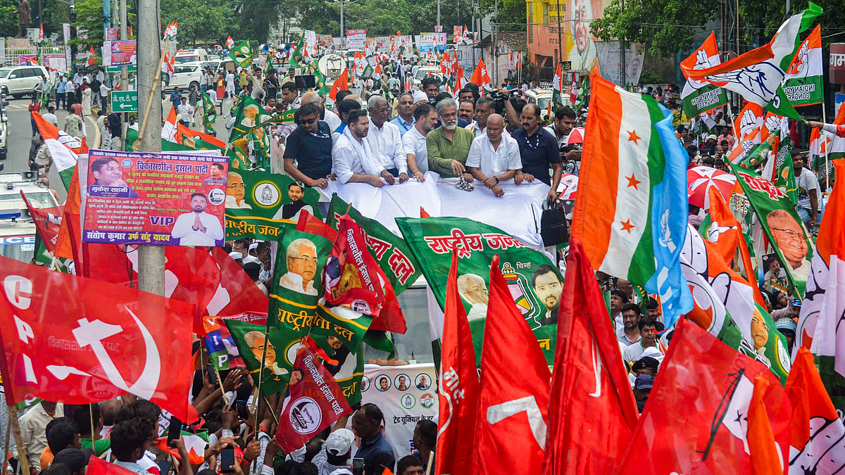 राहुल गांधी ने पटना में निर्वाचन आयोग के कार्यालय तक विपक्ष के मार्च का नेतृत्व किया 