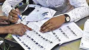 बिहार: चुनाव अधिकारी बनकर आए दो लोग बुजुर्ग महिला की सोने की चेन लेकर फरार