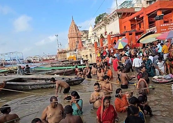 गुरु पूर्णिमा पर हरिद्वार, अयोध्या, प्रयागराज और वाराणसी में उमड़े श्रद्धालु, लगाई आस्था की डुबकी 