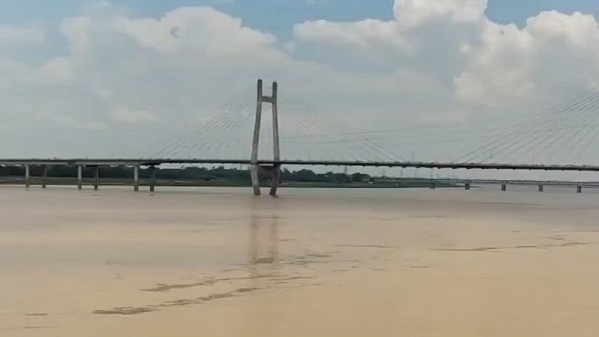 उत्तर प्रदेश के प्रयागराज में गंगा का जलस्तर बढ़ा, श्रद्धालुओं और नाविकों की बढ़ीं मुश्किलें