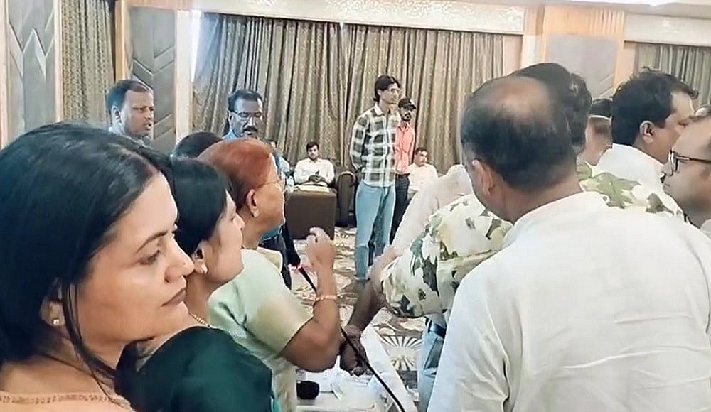 पटना नगर निगम की बैठक में हंगामा, मेयर और आयुक्त के बीच टकराव, पार्षदों में हुई हाथापाई