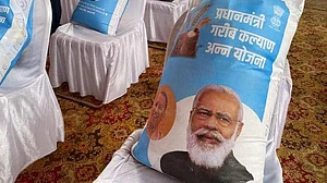 मोदी राज में 'गरीब मुक्त' हुआ देश, आंकड़ों की बाजीगरी का कमाल, 'गरीब' नहीं रहा गरीब!