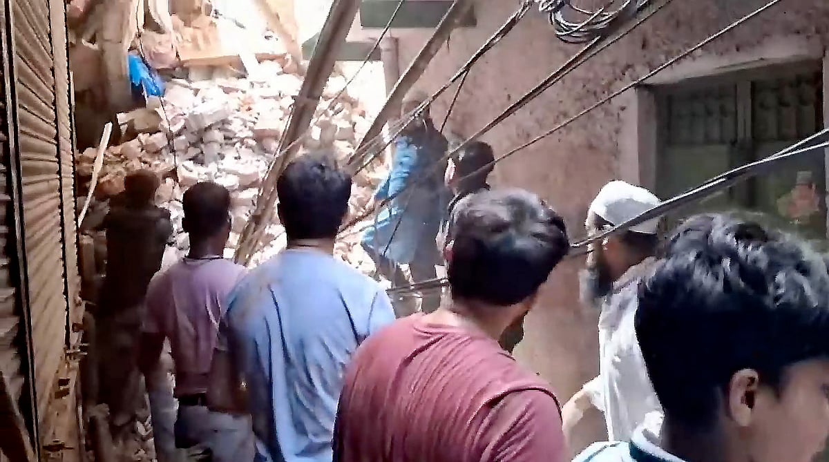 दिल्ली के सीलमपुर में चार मंजिला इमारत ढही, मलबे में कई लोगों के फंसे होने की आशंका