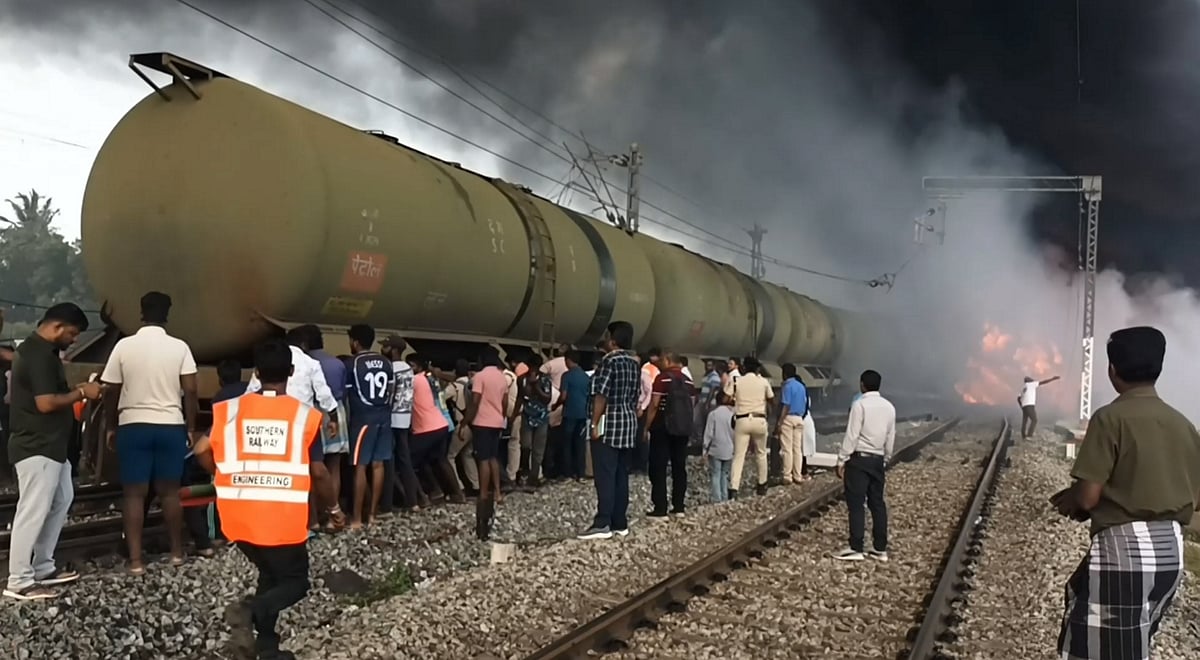 तमिलनाडु: डीजल ले जा रही मालगाड़ी में आग लगने से 18 डिब्बे जलकर खाक, धू-धू कर जली बोगियां, रेल सेवा बाधित