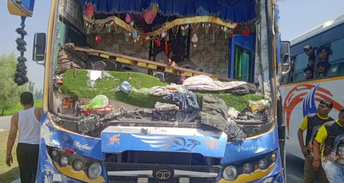 जम्मू-कश्मीर के कुलगाम में तीन बसों की टक्कर में 10 अमरनाथ यात्री घायल