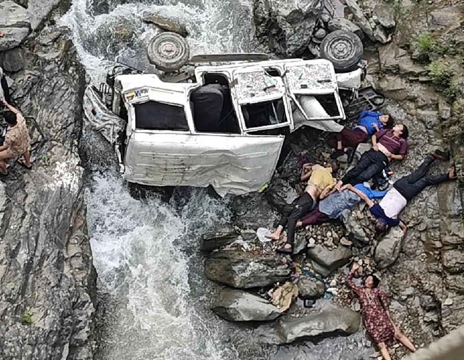 उत्तराखंड के पिथौरागढ़ में बड़ा हादसा, मैक्स गाड़ी खाई में गिरी, 8 लोगोंं की मौत, तीन की हालत गंभीर