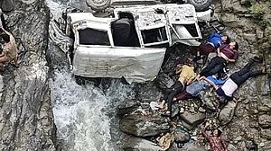उत्तराखंड के पिथौरागढ़ में बड़ा हादसा, मैक्स गाड़ी खाई में गिरी, 8 लोगोंं की मौत, तीन की हालत गंभीर