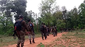 छत्तीसगढ़: गरियाबंद के जंगलों में सुरक्षाबलों और नक्सलियों के बीच भीषण मुठभेड़, 10 नक्सली ढेर