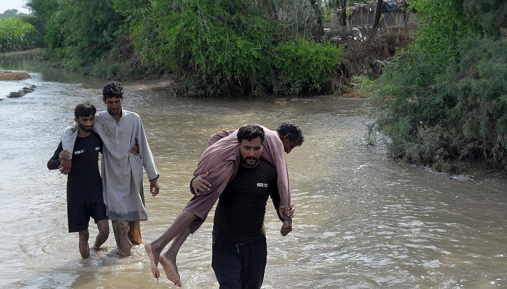 दुनिया की खबरें: पाकिस्तान में बारिश और बाढ़ ने मचाई तबाही और गाजा में सहायता वितरण केंद्र पर 20 लोगों की मौत