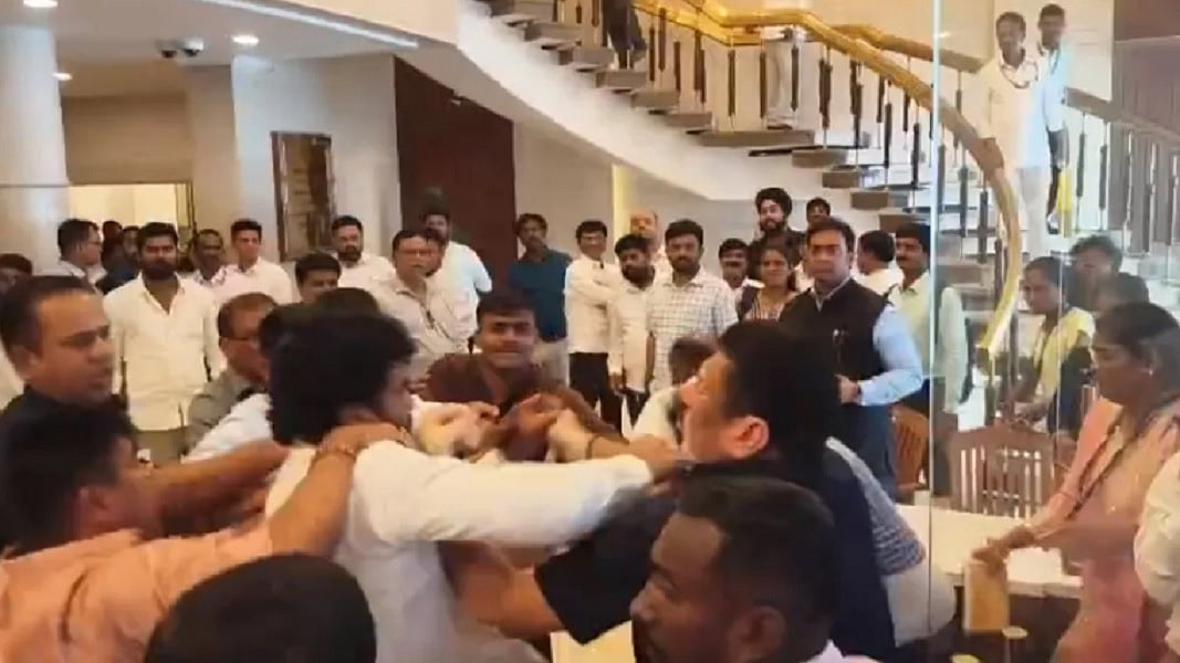 महाराष्ट्र विधानभवन में हाथापाई मामला, आव्हाड और पडलकर के एक-एक समर्थक गिरफ्तार, जेल भेजे गए