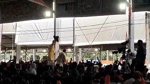 बिहारः पीएम मोदी को मोतिहारी रैली में दिखाए गए काले झंडे, पुलिस ने तीन लोगों को हिरासत में लिया