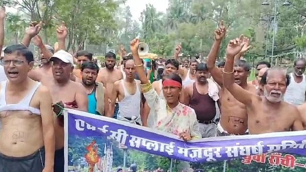 'मदर ऑफ ऑल इंडस्ट्रीज' HEC गंभीर आर्थिक संकट में, महीनों से बकाया वेतन के लिए कर्मियों ने किया अर्धनग्न प्रदर्शन