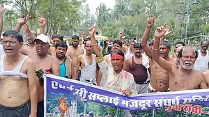 'मदर ऑफ ऑल इंडस्ट्रीज' HEC गंभीर आर्थिक संकट में, महीनों से बकाया वेतन के लिए कर्मियों ने किया अर्धनग्न प्रदर्शन