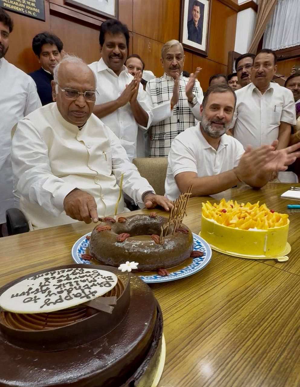 कांग्रेस अध्यक्ष खड़गे 83 साल के हुए, राहुल गांधी, पीएम मोदी समेत कई नेताओं ने दी बधाई