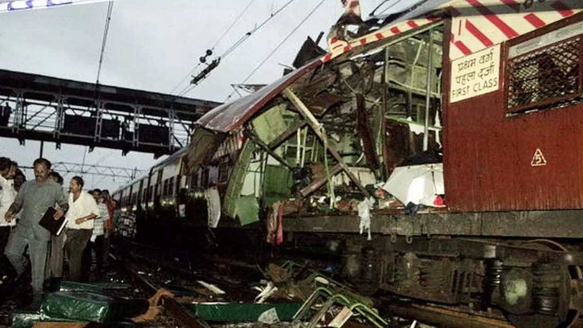 2006 मुंबई ट्रेन ब्लास्ट केस: सबूतों के अभाव में सभी 12 आरोपी बरी, हाईकोर्ट बोला- सरकारी वकील दोष साबित करने में नाकाम