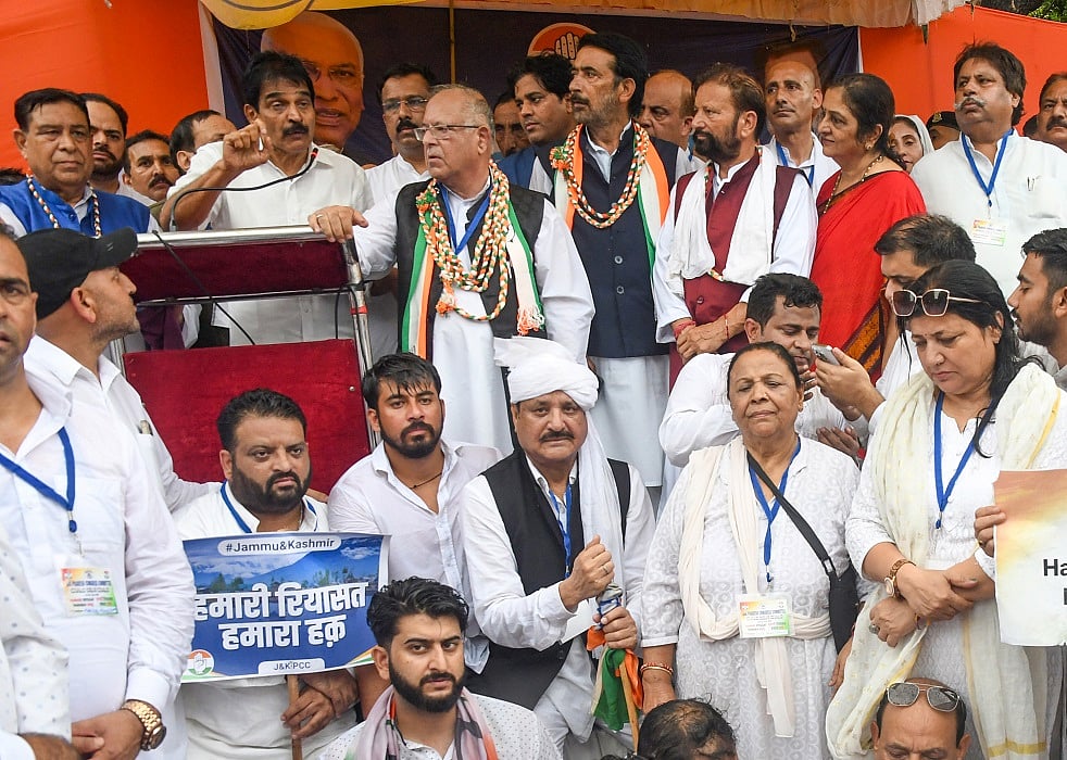 कांग्रेस ने जम्मू-कश्मीर को राज्य का दर्जा तुरंत बहाल करने की मांग की, जंतर-मंतर पर किया प्रदर्शन