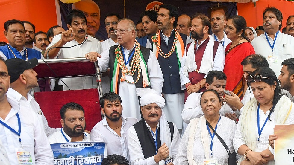कांग्रेस ने जम्मू-कश्मीर को राज्य का दर्जा तुरंत बहाल करने की मांग की, जंतर-मंतर पर किया प्रदर्शन