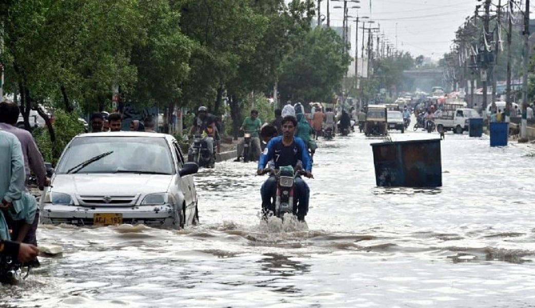 दिल्ली-NCR में मूसलाधार बारिश, सड़कें पानी-पानी, लगा लंबा जाम, इन 15 राज्यों के लिए भी अलर्ट