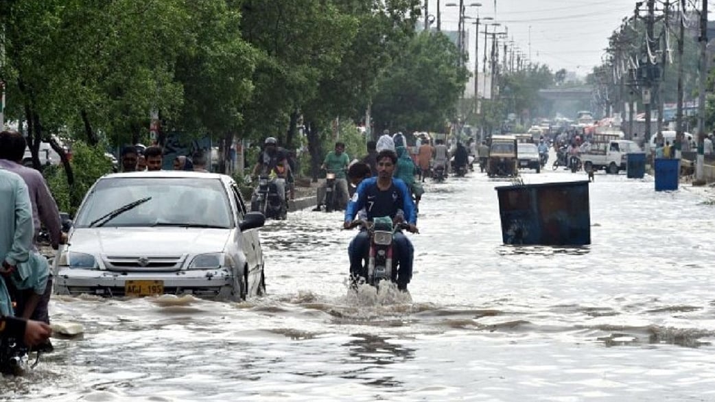 पाकिस्तान में मूसलाधार बारिश और बाढ़ का कहर, अब तक 234 लोगों की मौत, 596 घायल, हजारों विस्थापित
