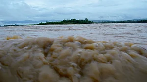 बिहार में कई जगह गंगा का जलस्तर बढ़ा, तटबंधों पर दबाव से मंडराने लगा बाढ़ का खतरा