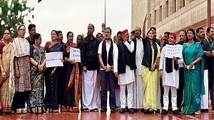 बिहार मतदाता सूची पुनरीक्षण के खिलाफ संसद में विपक्ष का जोरदार विरोध, राहुल गांधी समेत कई सांसद प्रदर्शन में शामिल