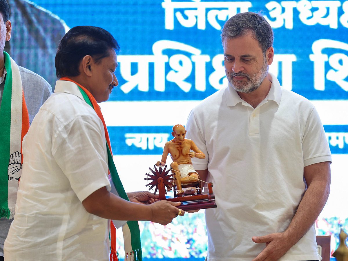 राहुल गांधी एक दिवसीय दौरा पर गुजरात पहुंचे, पार्टी के जिला इकाई के प्रमुखों को संबोधित किया