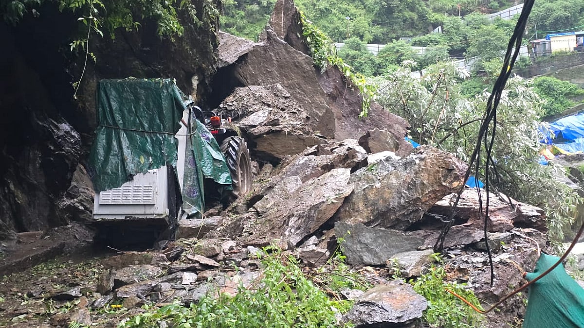 उत्तराखंड: रुद्रप्रयाग के गौरीकुंड में पहाड़ी दरकने से केदारनाथ यात्रा रुकी, पैदल मार्ग पर आया मलबा