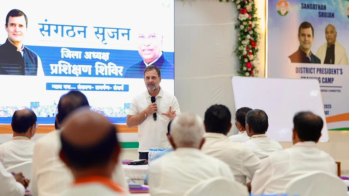 कांग्रेस की चुनावी हार के लिए ‘पक्षपाती अंपायर’ निर्वाचन आयोग जिम्मेदारः राहुल गांधी