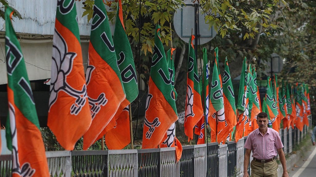 आकार पटेल / नीतिगत मुद्दों पर संघ-बीजेपी के निरंतर बदलते विचार और स्पष्टीकरण देने का बढ़ता दबाव