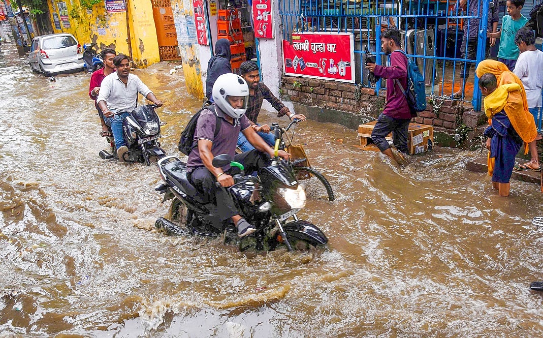 बिहारः लगातार बारिश से पटना का बुरा हाल, कई इलाके जलमग्न, कई सड़कों पर कमर तक पानी, राज्य की नदियां उफान पर
