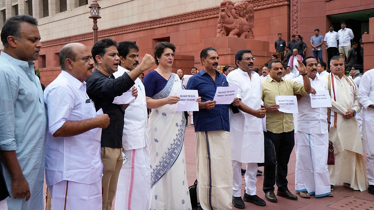 छत्तीसगढ़ में दो ननों की गिरफ्तारी के खिलाफ कांग्रेस का संसद परिसर में प्रदर्शन।