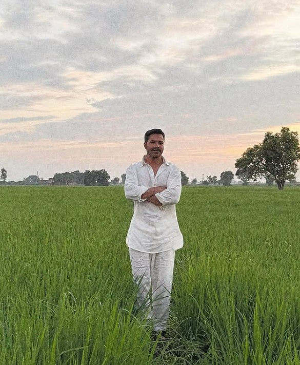 'बॉर्डर-2' की शूटिंग के बीच लहलहाते खेत में मस्ती करते दिखे वरुण धवन, सिर्फ एक शब्द लिखा 'पंजाब'