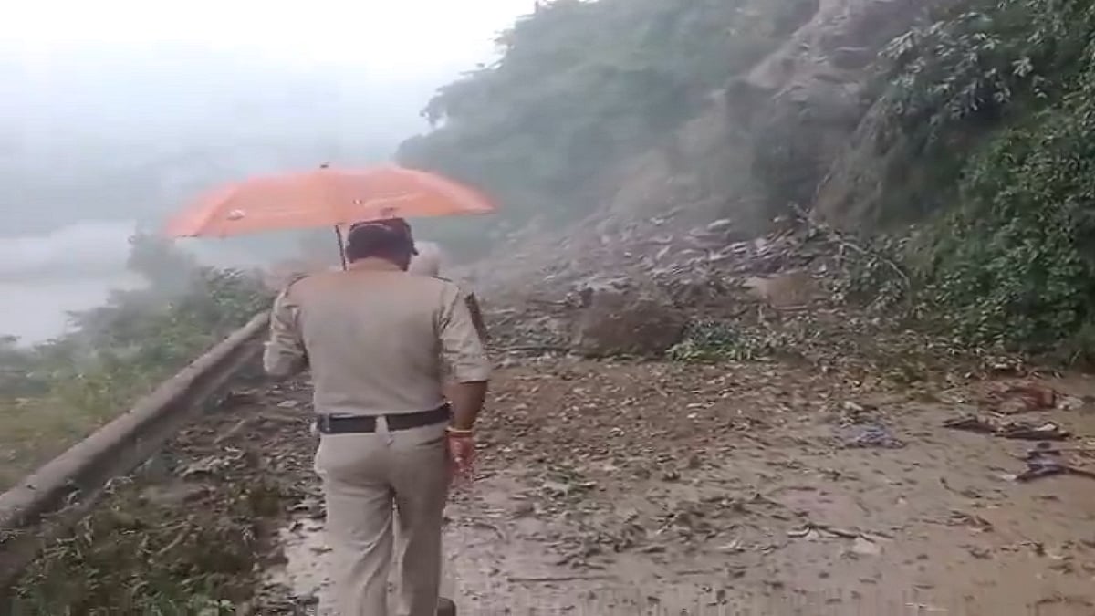 हिमाचल प्रदेश: भारी बारिश के बीच मंडी के पंडोह में भूस्खलन, चंडीगढ़-मनाली हाईवे बंद