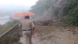 हिमाचल प्रदेश: भारी बारिश के बीच मंडी के पंडोह में भूस्खलन, चंडीगढ़-मनाली हाईवे बंद