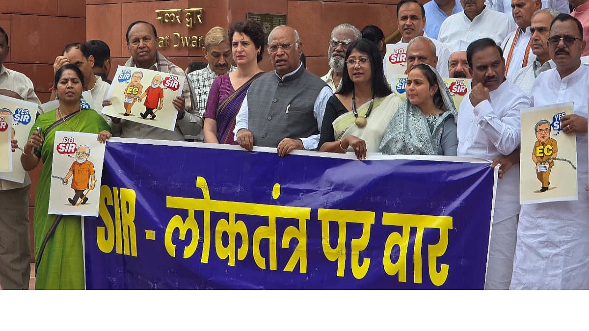 SIR पर संसद में विपक्ष का हंगामा, कार्यवाही स्थगित, सदन के बाहर 'लोकतंत्र पर वार' के पोस्टर लिए किया प्रदर्शन