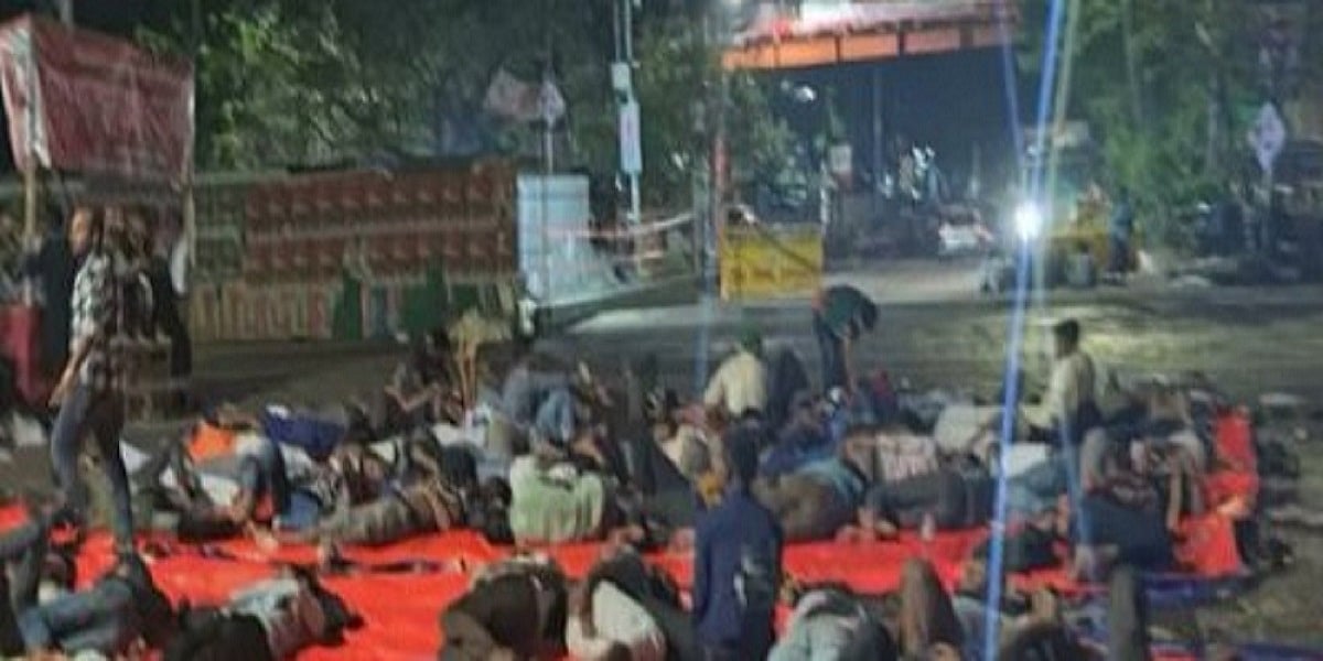 बांग्लादेश में सरकार के खिलाफ प्रदर्शन जारी, 'जुलाई चार्टर' की मांग को लेकर ढाका की सड़कों पर उतरे लोग