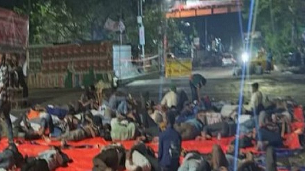 बांग्लादेश में सरकार के खिलाफ प्रदर्शन जारी, 'जुलाई चार्टर' की मांग को लेकर ढाका की सड़कों पर उतरे लोग