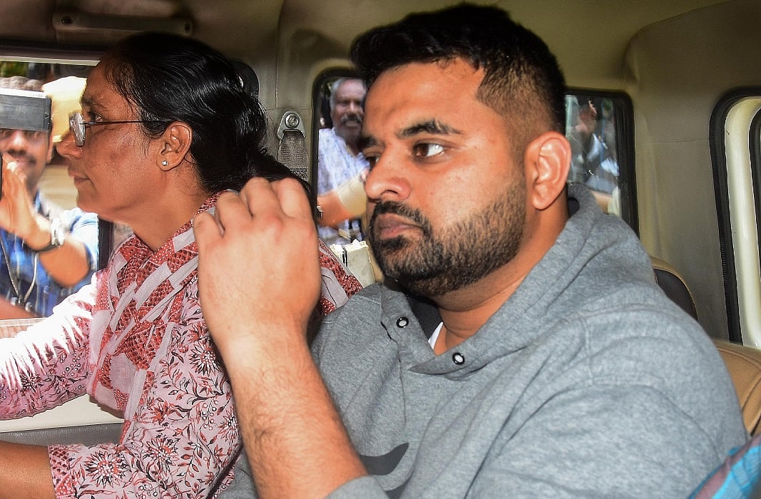 रेप केस में JDS के पूर्व सांसद प्रज्वल रेवन्ना को उम्रकैद की सजा, कोर्ट ने 10 लाख रुपये का जुर्माना भी लगाया