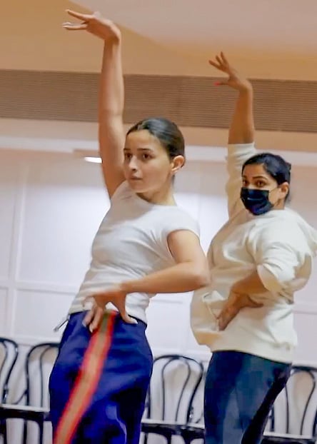 सिनेजीवन: नेशनल अवॉर्ड का सुन कर गदगद हुईं आलिया भट्ट और ग्लूट्स वर्कआउट में खुशी कपूर का नया बेंचमार्क
