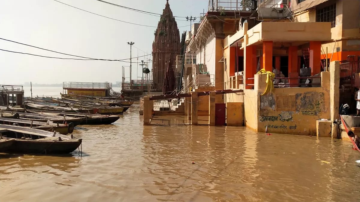 वाराणसी में गंगा नदी का जल स्तर खतरे के निशान के पार, सभी घाट जलमग्न, छतों पर की जा रही गंगा आरती