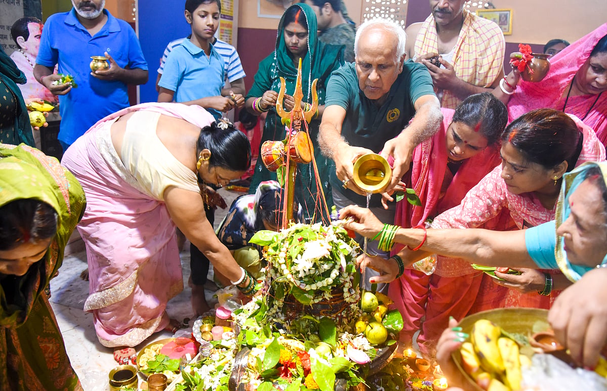 सावन के अंतिम सोमवार भी दिखा शिव भक्तों का उत्साह, मंदिरों में लगी लंबी-लंबी कतारें 