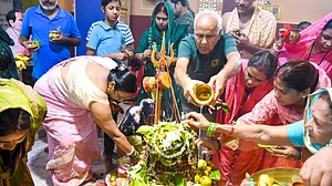 सावन के अंतिम सोमवार भी दिखा शिव भक्तों का उत्साह, मंदिरों में लगी लंबी-लंबी कतारें