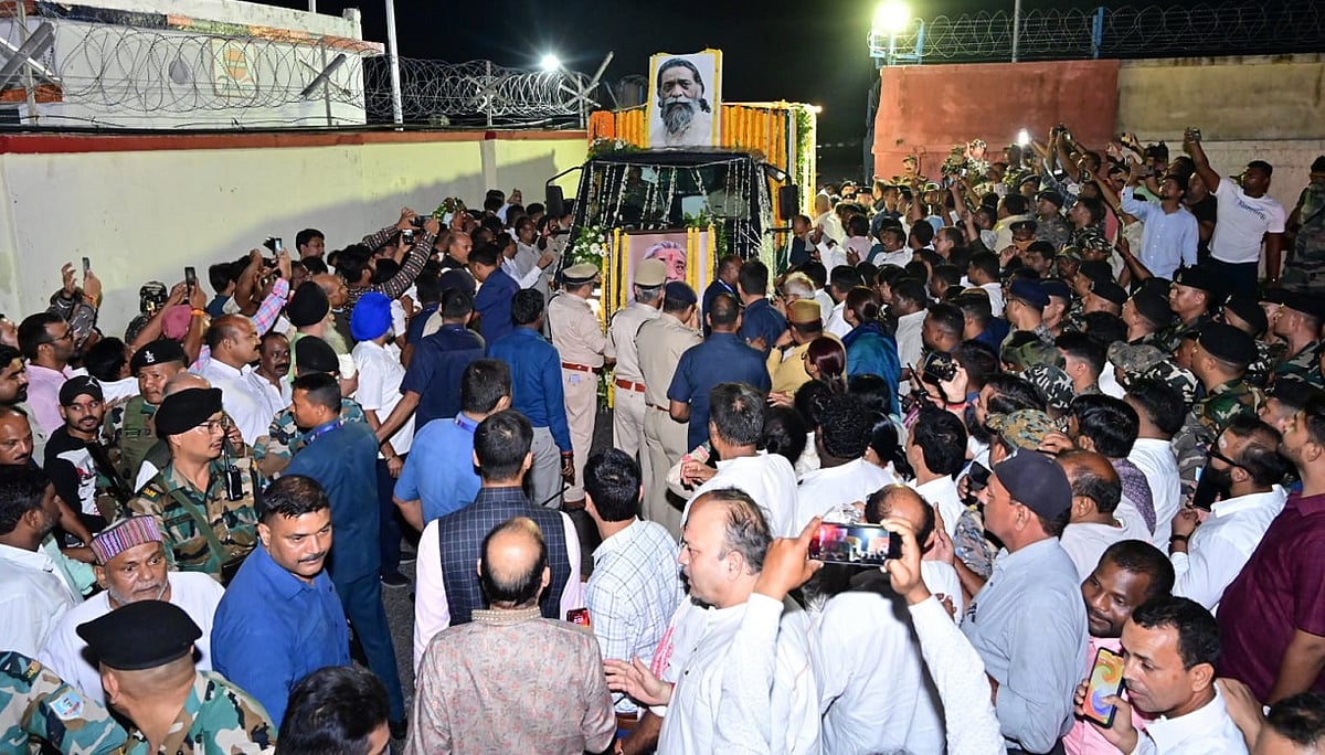 JMM प्रमुख शिबू सोरेन का पार्थिव शरीर रांची पहुंचा, हजारों लोग अंतिम दर्शन के लिए उमड़े