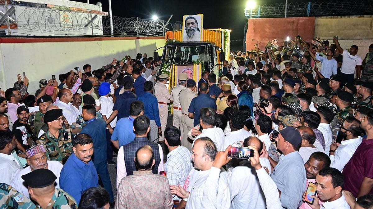 JMM प्रमुख शिबू सोरेन का पार्थिव शरीर रांची पहुंचा, हजारों लोग अंतिम दर्शन के लिए उमड़े