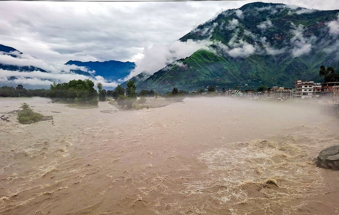 हिमाचल में भारी बारिश और भूस्खलन के कारण 600 से अधिक सड़कें अवरुद्ध, चार जिलों में स्कूल बंद