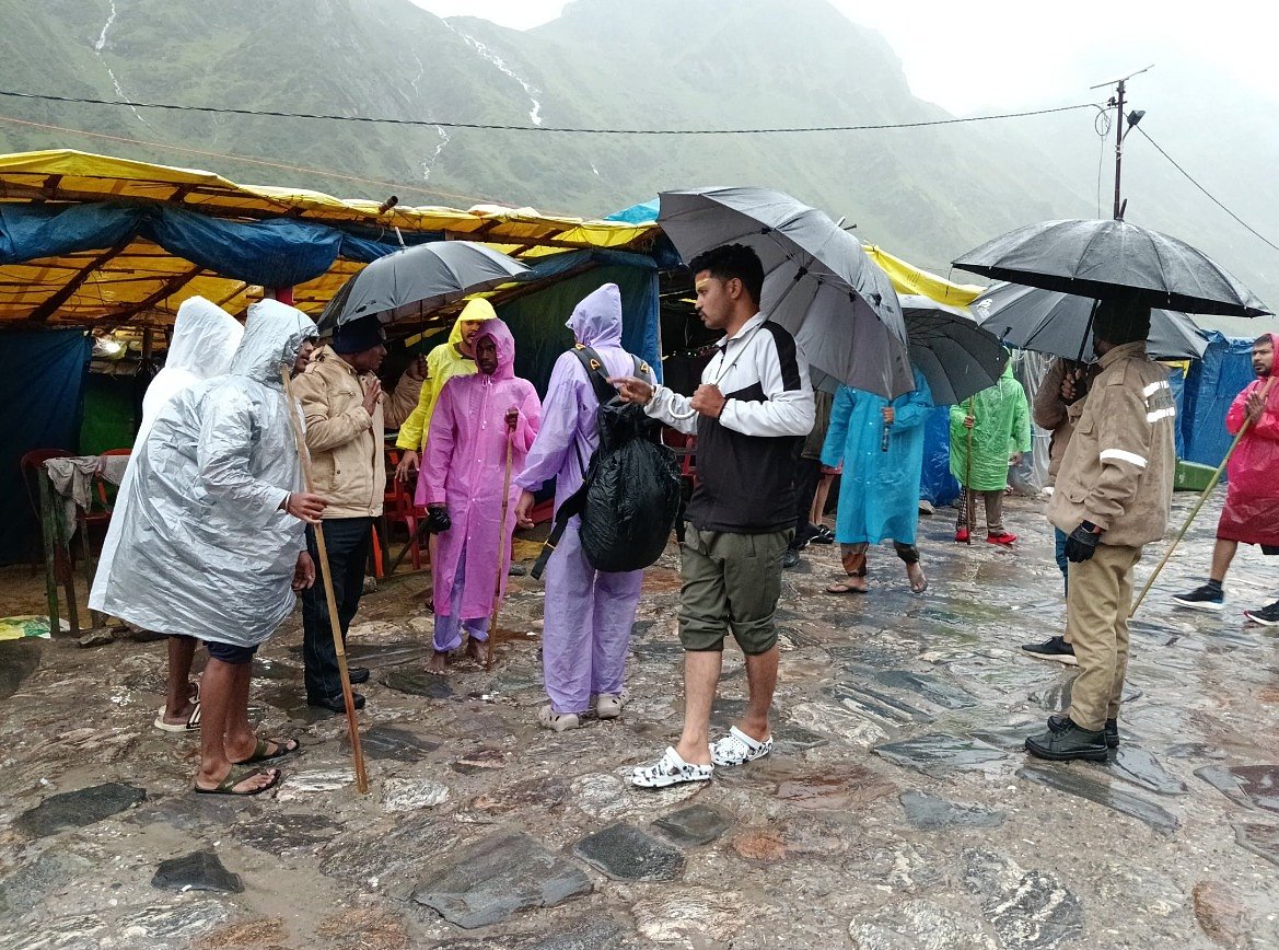 उत्तराखंड में भारी बारिश का अलर्ट, 9 जनपदों में छुट्टी का आदेश, केदारनाथ धाम मार्ग भी मलबे से बाधित
